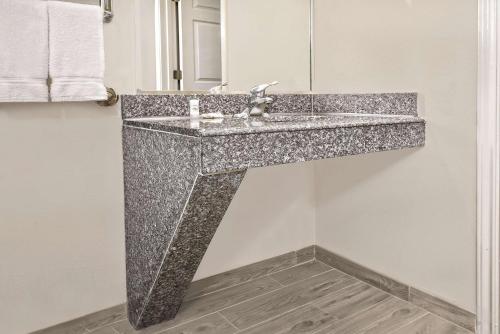 Ванная комната в La Quinta Inn & Suites by Wyndham Mercedes Outlet Mall