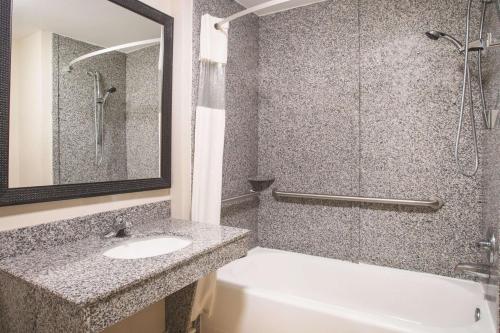 Koupelna v ubytování La Quinta by Wyndham Kingsland/Kings Bay Naval B