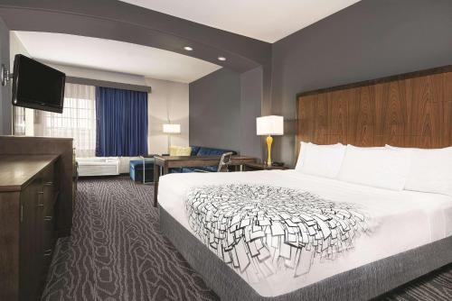 Кровать или кровати в номере La Quinta Inn & Suites by Wyndham Mercedes Outlet Mall