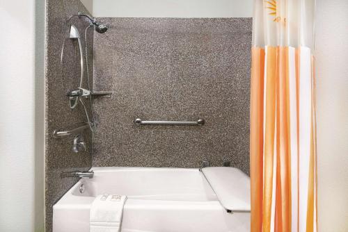 Ванная комната в La Quinta Inn & Suites by Wyndham Mercedes Outlet Mall