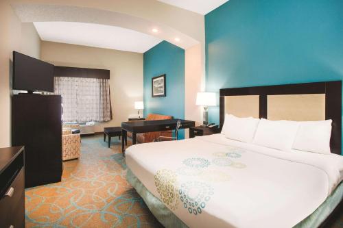 een hotelkamer met een groot bed en een bureau bij La Quinta by Wyndham Kingsland/Kings Bay Naval B in Kingsland