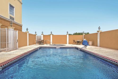 Бассейн в La Quinta Inn & Suites by Wyndham Mercedes Outlet Mall или поблизости
