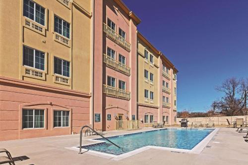 a swimming pool in front of a building at La Quinta by Wyndham Decatur in Decatur