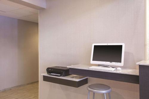 TV a/nebo společenská místnost v ubytování La Quinta Inn by Wyndham Richmond South