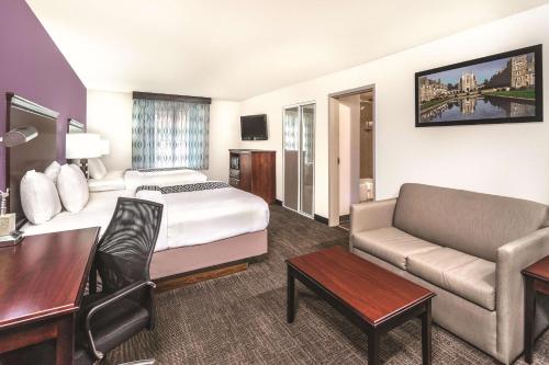 una camera d'albergo con un letto e un divano di La Quinta by Wyndham Rome a Rome