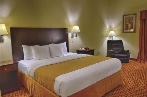 En eller flere senge i et værelse på La Quinta by Wyndham Alice
