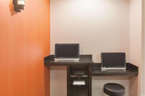 Телевизор и/или развлекательный центр в La Quinta by Wyndham Houston IAH Bush Intl Airport E