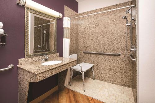 Bathroom sa La Quinta by Wyndham Brownwood