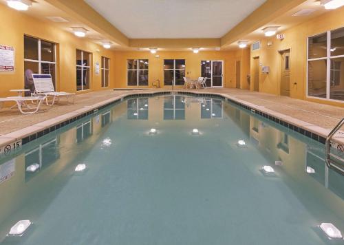 una gran piscina de agua azul en un edificio en La Quinta by Wyndham Searcy en Searcy