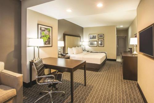A bed or beds in a room at La Quinta by Wyndham Hattiesburg - I-59