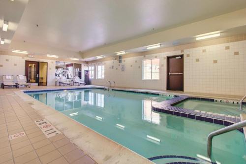 une grande piscine intérieure dans un immeuble dans l'établissement La Quinta by Wyndham Denver Gateway Park, à Denver