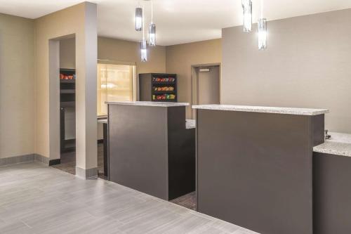 Cucina o angolo cottura di La Quinta by Wyndham Rome