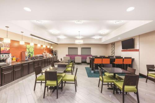 Гостиная зона в La Quinta by Wyndham Houston IAH Bush Intl Airport E