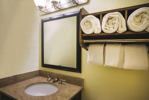 La Quinta by Wyndham Baltimore South Glen Burnie tesisinde bir banyo