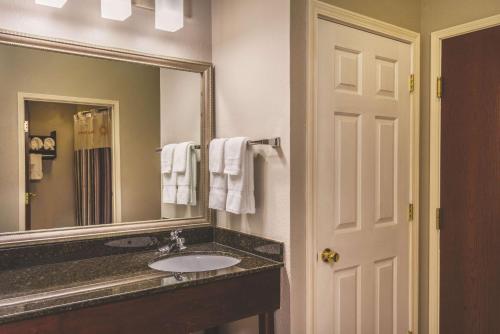 Kylpyhuone majoituspaikassa La Quinta Inn & Suites by Wyndham Louisville East