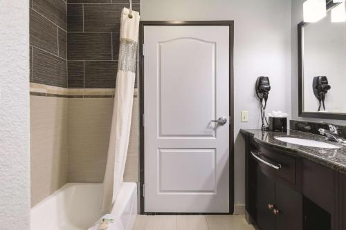 Kupatilo u objektu La Quinta Inn & Suites by Wyndham South Dallas - Hutchins
