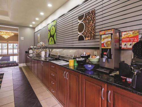 Køkken eller tekøkken på La Quinta by Wyndham Bowling Green