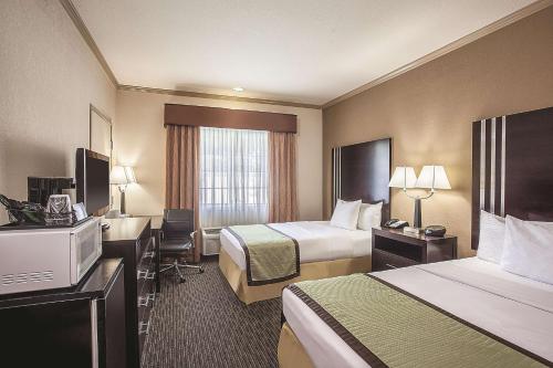 a hotel room with two beds and a television at La Quinta by Wyndham Davis in Davis