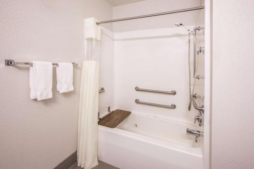 Ванна кімната в La Quinta by Wyndham Erie