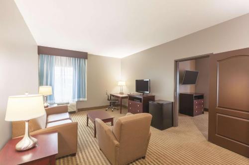 Телевизор и/или развлекательный центр в La Quinta by Wyndham Houston IAH Bush Intl Airport E