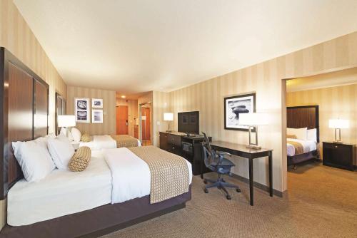 Кровать или кровати в номере La Quinta by Wyndham Boise Towne Square