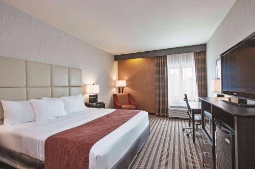 Кровать или кровати в номере La Quinta by Wyndham Harrisburg-Hershey