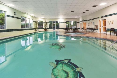 Бассейн в La Quinta by Wyndham Boise Towne Square или поблизости