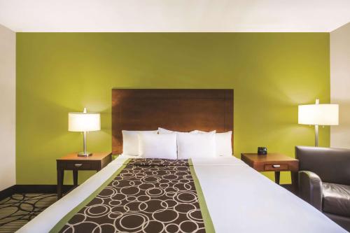 
A bed or beds in a room at La Quinta by Wyndham Conference Center Prescott
