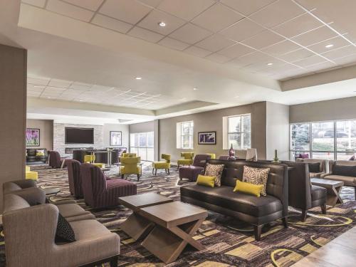 a waiting room with couches and chairs at La Quinta by Wyndham Cincinnati Sharonville in Sharonville