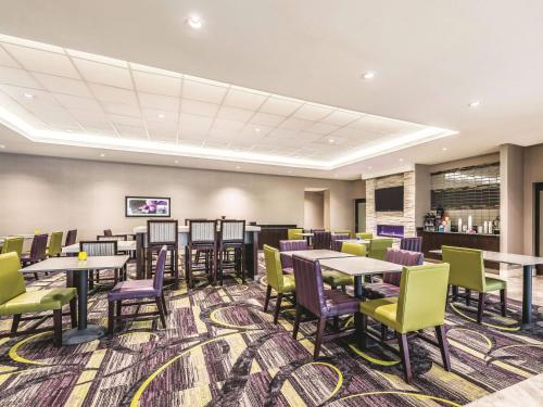 a large dining room with tables and chairs at La Quinta by Wyndham Cincinnati Sharonville in Sharonville