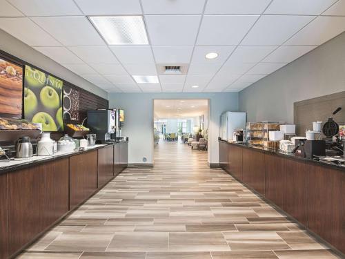 Příslušenství pro přípravu čaje a kávy v ubytování La Quinta by Wyndham Plantation at SW 6th St