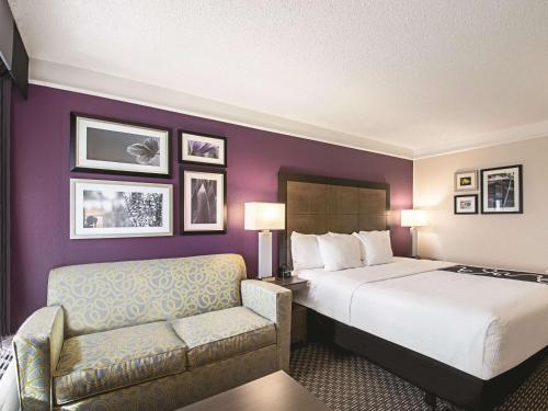 Katil atau katil-katil dalam bilik di La Quinta by Wyndham Cincinnati Sharonville