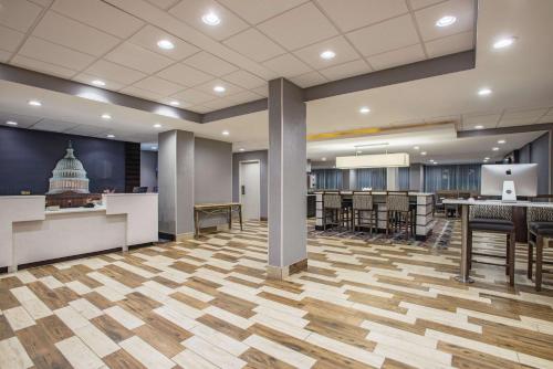 La Quinta Inn & Suites by Wyndham DC Metro Capital Beltway في كابيتول هايتس: لوبي مكتب مع مبنى نحن كابيتول