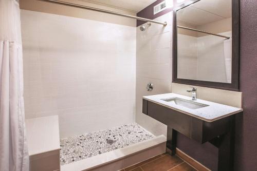 La salle de bains est pourvue d'un lavabo et d'une douche. dans l'établissement La Quinta by Wyndham Sturbridge, à Sturbridge