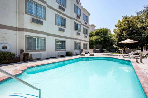 a swimming pool in front of a building at La Quinta by Wyndham Davis in Davis