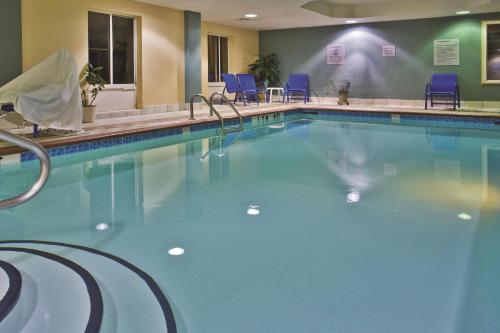 a large swimming pool in a hotel room at La Quinta by Wyndham Hot Springs in Hot Springs