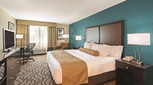 Телевизор и/или развлекательный центр в La Quinta by Wyndham Boise Towne Square