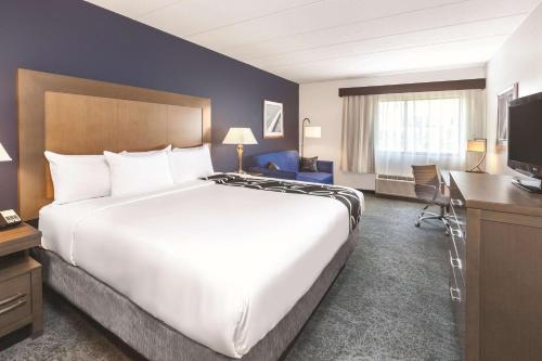 Кровать или кровати в номере La Quinta by Wyndham Philadelphia Airport