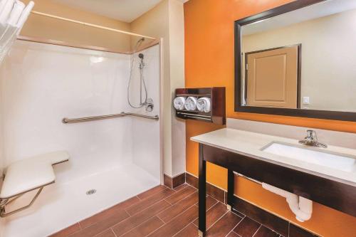y baño con bañera, lavamanos y ducha. en La Quinta by Wyndham Cotulla, en Cotulla