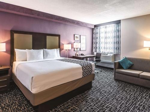 Llit o llits en una habitació de La Quinta by Wyndham Colorado Springs North