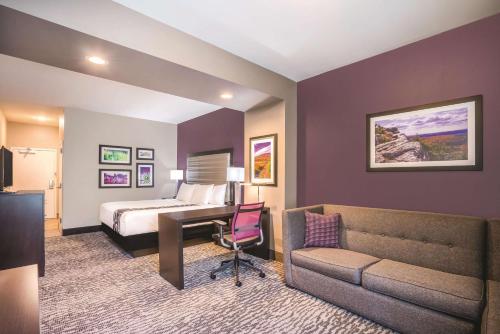Khu vực ghế ngồi tại La Quinta Inn & Suites by Wyndham Clifton Park Saratoga Area 1749 Route 9