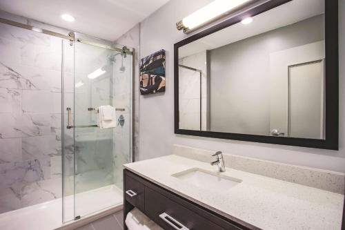 Phòng tắm tại La Quinta by Wyndham Inner Harbor Downtown