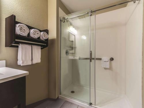 Ванна кімната в La Quinta by Wyndham Collinsville - St. Louis