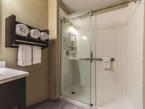 Bathroom sa La Quinta by Wyndham Collinsville - St. Louis