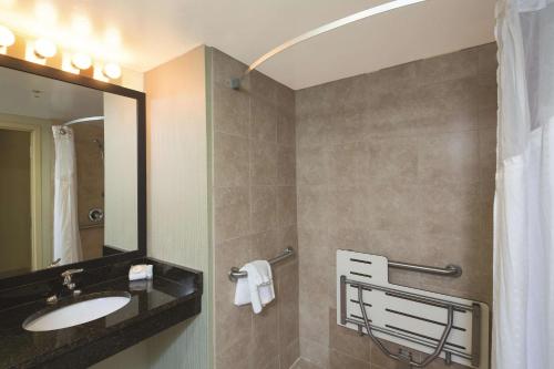 een badkamer met een wastafel en een spiegel bij La Quinta by Wyndham Salisbury in Salisbury