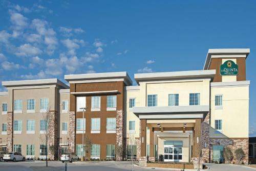 a rendering of the front of a hotel at La Quinta by Wyndham Fort Worth West - I-30 in Fort Worth