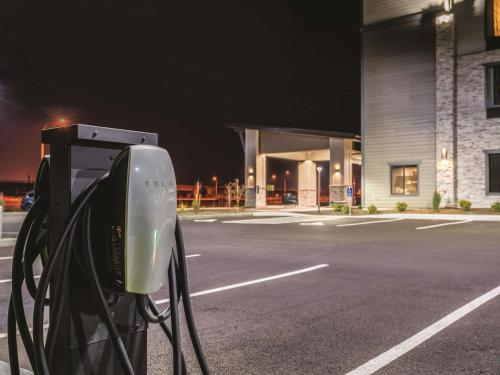 a pay phone on the side of a street at night at La Quinta Inn & Suites by Wyndham Walla Walla in Walla Walla