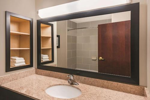 baño con lavabo y espejo grande en La Quinta by Wyndham Norwich-Plainfield-Casino, en Plainfield