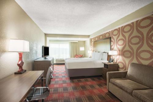 Säng eller sängar i ett rum på La Quinta Inn & Suites by Wyndham DC Metro Capital Beltway