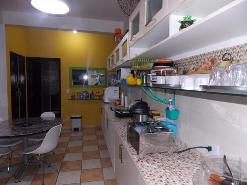 Majoituspaikan Hostel São José Dos Campos keittiö tai keittotila